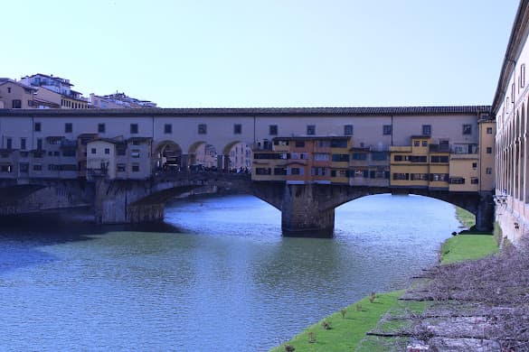 Ponte Vecchio sobre Rio Arno