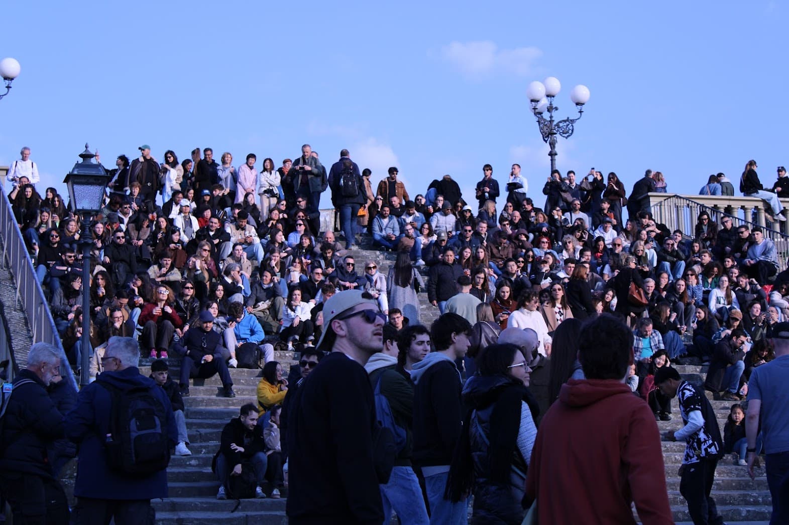 Pessoas aguardando pôr do sol na Piazzale Michelangelo